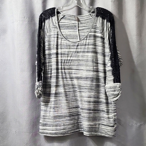 Vanity Essentials - 2XL - W&B Long Sleeve - Picture 1 of 2